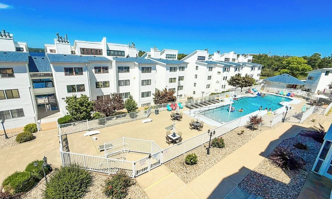 Osage Beach Condo | Lakeview Luxury 2BD/2BA/Private Balcony/Pool/Coffee Bar/Near Everything-Sleeps 6 PP