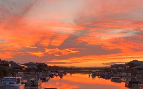 Yamba Apartment | Lakeview Stay Yamba Water Front Access