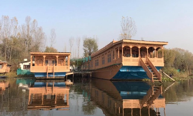 Nagin Bagh Bed & Breakfast | Lanachrise Group Of Deluxe Classes Houseboats