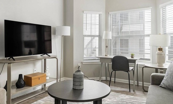 Sweetbriar Apartment | Landing at SOCO Apartments - 2 Bedrooms in South Austin