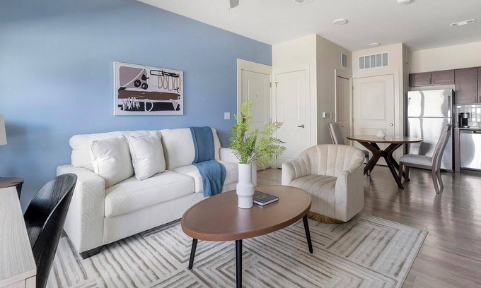 Lockhart Apartment | Landing | Spectacular 1BD, Gym, Clubhouse