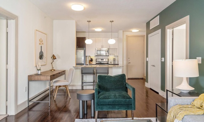 Lockhart Apartment | Landing | Stylish 2BD, Gym, Clubhouse