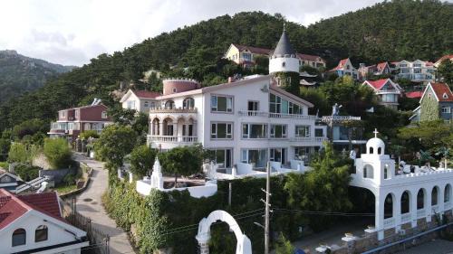 Laoshan Hotel | Laoshan Swan Castle Immortal Residence bathing pool Health Garden B&B