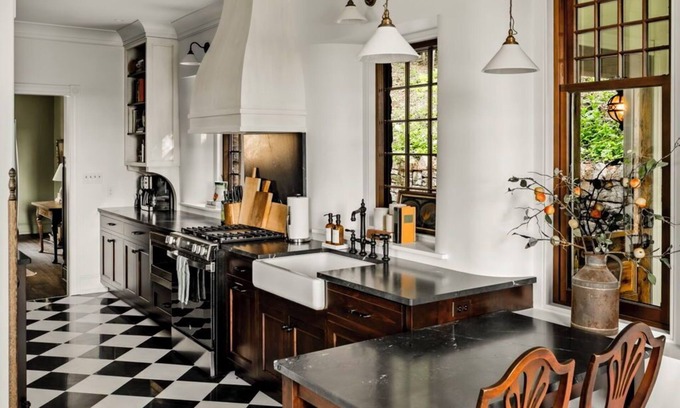 Sinking Spring House | Large 6 bedroom, 6.5 bath restored Victorian home at Indiandale Springs