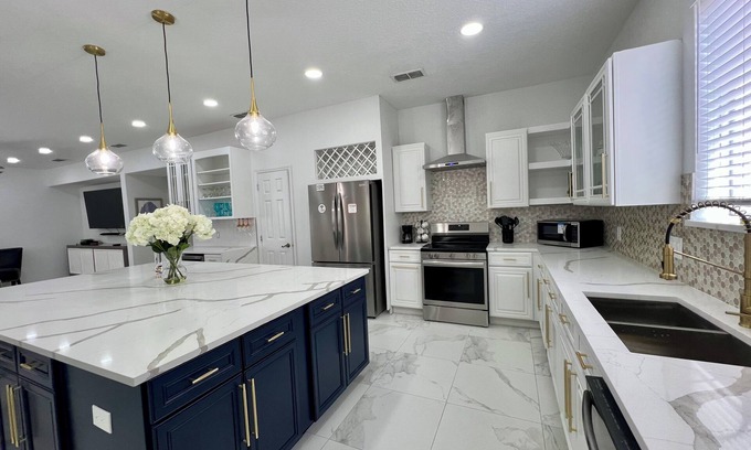 Windwood Bay House | LARGE 6-bedroom pool home 12mi from DISNEY