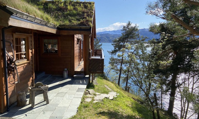 Kvam House | Large and spacious holiday home in the Hardangerfjord, with shoreline and hot tub.