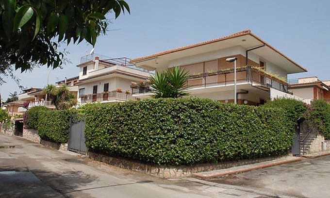 Gianola Apartment | Large apartment for 8 people. in the house Fiorita 2nd floor 10min walk to the sea