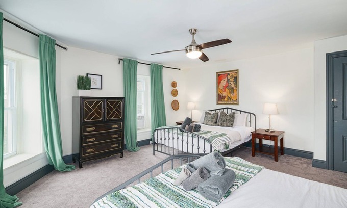 Roxborough-Manayunk Apartment | Large Bi-Level in Manayunk – Prime Location!