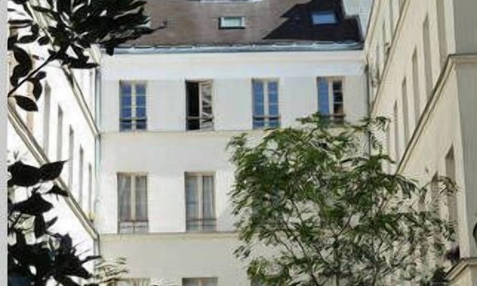 Quartier Saint-Ambroise Apartment | Large Charm & Calm studio near Marais