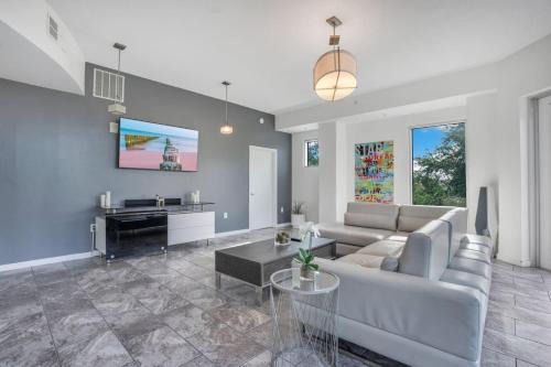 South Eola Apartment | Large Corner 3 Bdrm Oasis Lake Eola