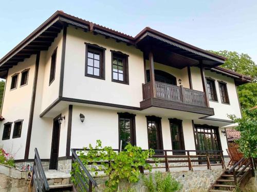 Sopot Villa | Large Cosy House by a Forest - Treehouse, BBQ, Fireplace & Mountain