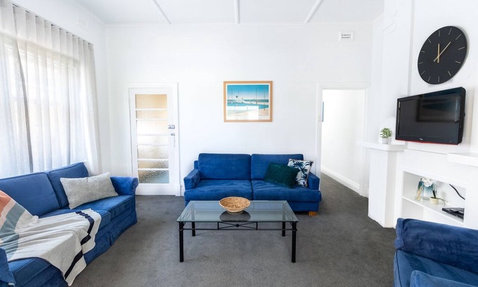 Glenelg Apartment | Large & Cosy | Park Views | Close to everything!