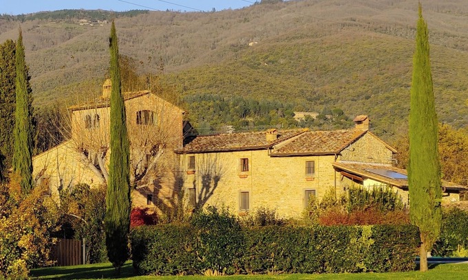 Cortona Apartment | Large country apartment in Cortona 3bed3bath with shared pool & gorgeous gardens