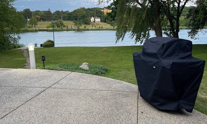 Rockford House | Large Custom Home with firetable, river access, Smart TV's, yard games and more