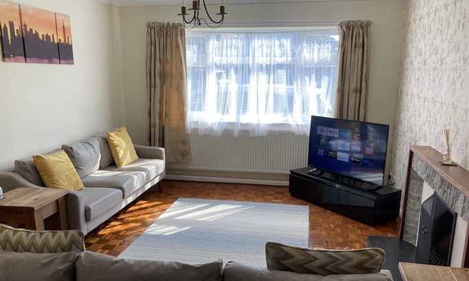 Ashford House | Large detached house with parking near Heathrow