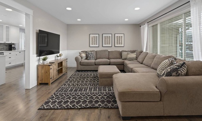 Orem House | Large Dining Area to Gather, 20 min to Sundance Ski Resort, 2 Kitchens, Close to Mall, BYU, UVU, BBQ