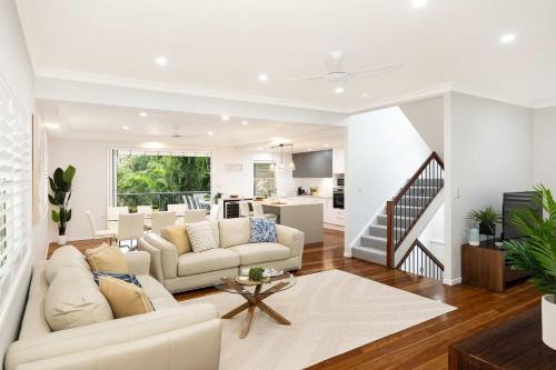 Taringa House | Large Family Pool Home in Taringa 6km to CBD Pets