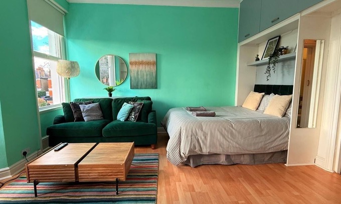 Ravenscourt Park Apartment | Large flat close to tube zone 2