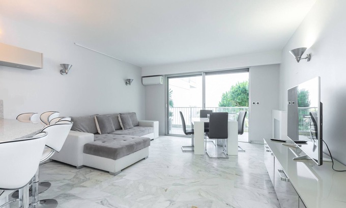 Saint-Laurent-du-Var Apartment | Large flat facing the Port - 2min from the beaches - Air conditioned