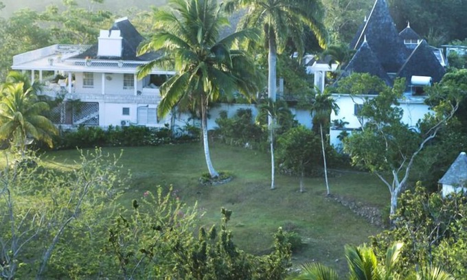 Reading Villa | Large, fully staffed villa with breathtaking water views & beach access!