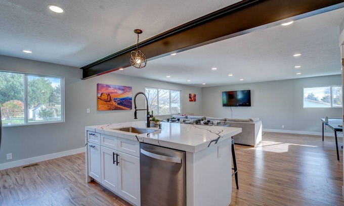 American Fork House | Large Group Getaway | Hot Tub, Games & Pickleball