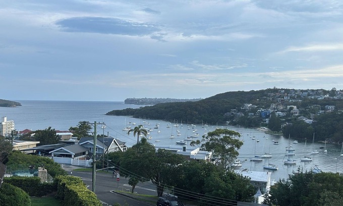 Fairlight House | Large Harboursdide House with amazing views and very close to beaches and Manly.