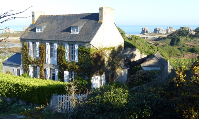 Plougrescant House | Large house by the sea, magnificent panorama