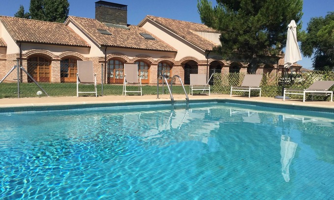 Almenara de Tormes Cottage | Large house for families up to 24 pax. 15 minutes from Salamanca. Barbecue, A/C and WIFI