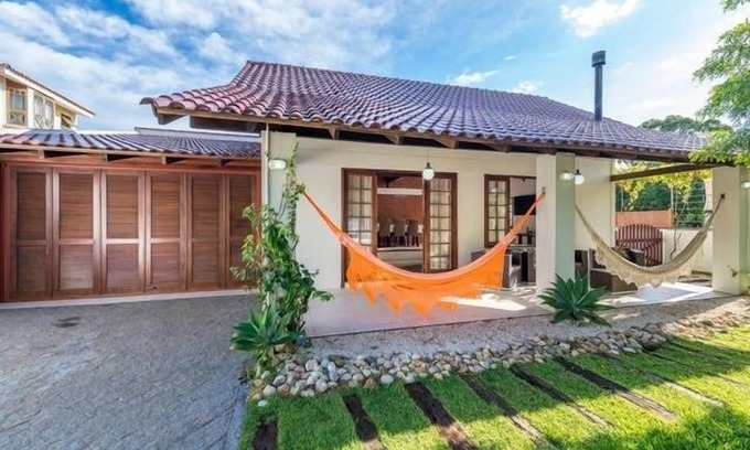 Jurere Internacional House | LARGE HOUSE P/12, 4 BEDROOMS (2 SUITES), wifi, 350 m from the sea. SHARE IN 12 TIMES