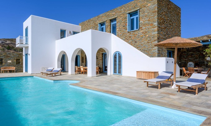 Gavrio Villa | Large house with swimming pool 100m from the beach