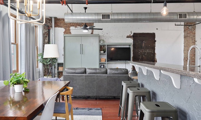 Springfield Apartment | Large loft apartment with Wifi and AC in Springfield