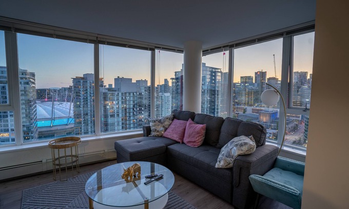 Central Condo | Large, modern 4 bedroom sub-penthouse with view, pool and parking