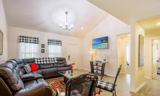 Harlandale House | Large Open Rooms in Spacious 4-BR 3-BA Oasis