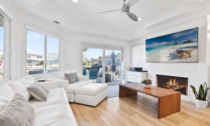 Balboa Island Apartment | Large, patio, grill, AC, dock, garage, linens