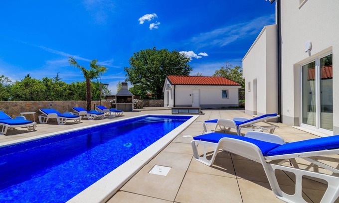 Kras Apartment | Large pool with salt electrolysis not far from the healing mud bay