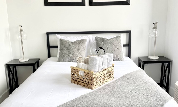 Elizabeth Apartment | Large Queen Studio-mins to NYC, EWR,PRU,NJPAC,Dwntwn Newark, MetLife