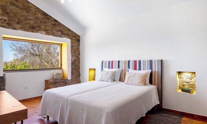 Espirito Santo Apartment | 'Large' Room with Mountain View, Wi-Fi and Air Conditioning