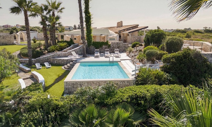 Syracuse Villa | Large Sicily villa w/pool near Syracuse and seaside with Air conditioning and Wi-Fi