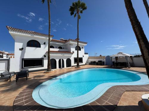 San Fernando Villa | Large Villa in Maspalomas with Huge Private Pool & Gym