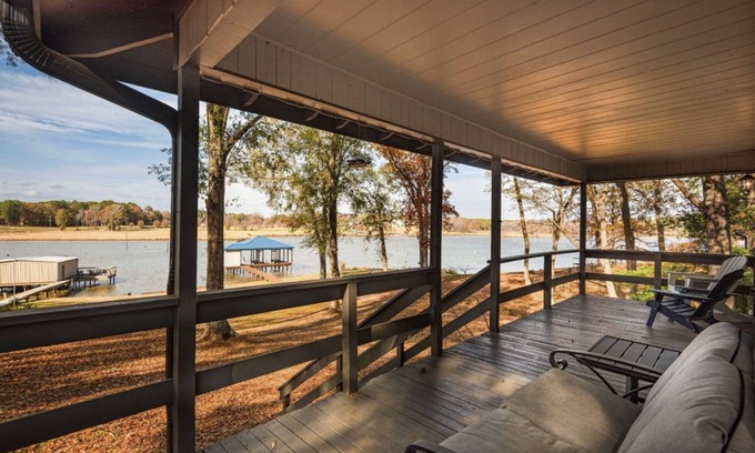 Flint House | LARGE WATERFRONT+Private Boat Dock for your boat, Fishing, Remodeled+4 Kayaks!