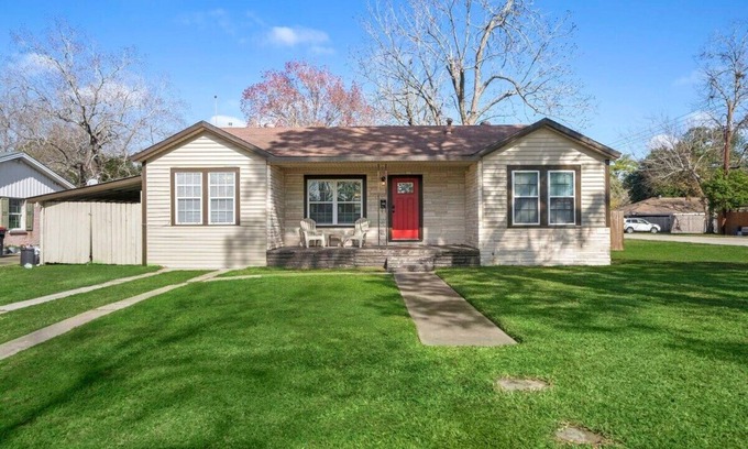 Baytown House | Large Yard w/BBQ Pit | Charming 3BR Baytown Home
