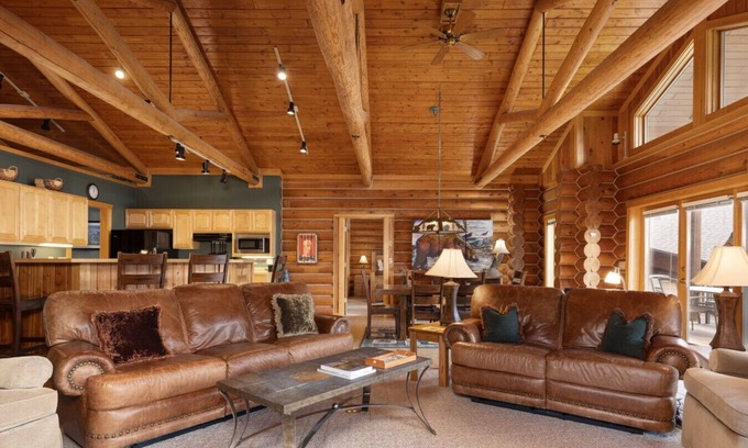 Big Sky Cabin | Last Minute Special! Cozy Log Cabin, Views, Hottub