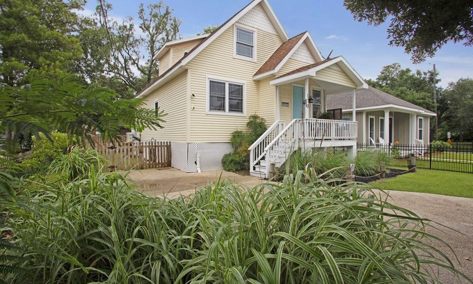 Long Beach House | Lazy Lemon Cottage - A Short walk to the beach from this newly remodeled home!