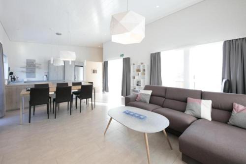 Husafell House | Leóstaðir