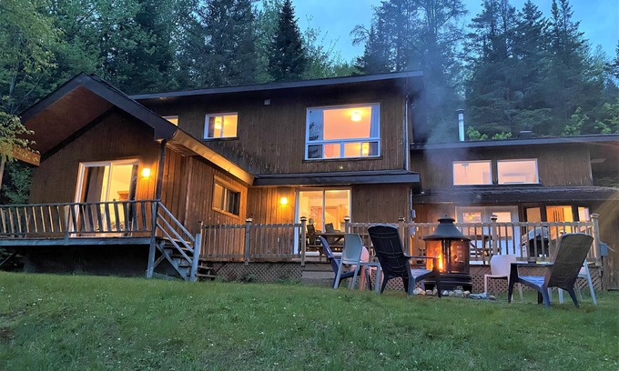 Sainte-Lucie-des-Laurentides Cabin | Le2140, Chalet rustique avec plage au Lac Sarrazin