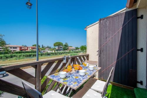 Aigues-Mortes Apartment | Le Camarguais Vue Canal A 2 pas des remparts d'Aigues-Mortes