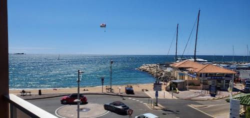 Frejus Port Apartment | LE CAPITOLE Vue mer Studio cabine 27m2 les pieds dans leau 2 adultes 2 enfants clim et garage