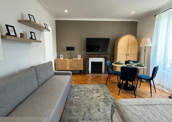 Les Gondoles Apartment | Le Charmant - Parking Gratuit, Wifi, RER C Choisy-le-Roi