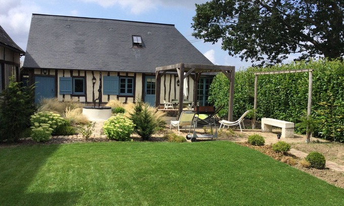 Montreuil-en-Caux House | Le Clos-Masure de Béatrice, a refined home overlooking a beautiful garden.