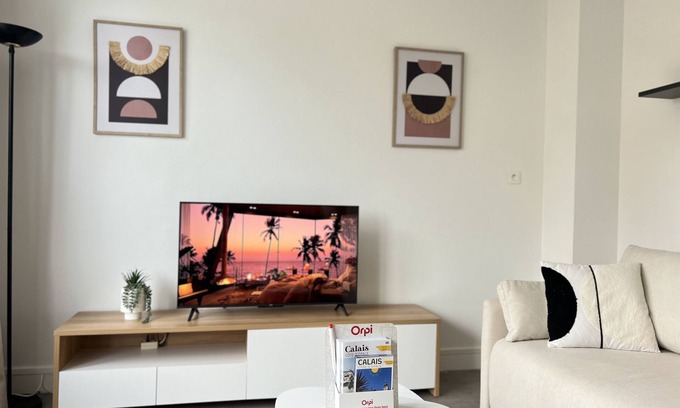 Calais City Center Apartment | Le Duc de Guise Apartment Ensuite - Landmark View